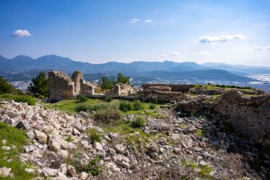 Bir Opramoas anıtı, su kemeri, küçük bir tiyatro, bir Asclepius tapınağı, lahit ve antik Lycia 'da bir şehir olan Rhodiapolis' ten gelen kiliselerin kalıntıları. Bugün Kumluca 'da yer almaktadır.