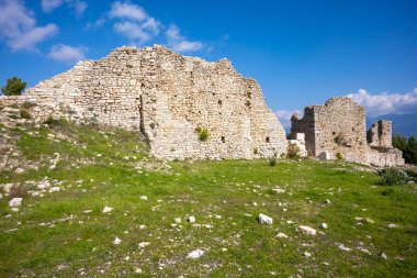 Bir Opramoas anıtı, su kemeri, küçük bir tiyatro, bir Asclepius tapınağı, lahit ve antik Lycia 'da bir şehir olan Rhodiapolis' ten gelen kiliselerin kalıntıları. Bugün Kumluca 'da yer almaktadır.