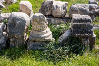 Bir Opramoas anıtı, su kemeri, küçük bir tiyatro, bir Asclepius tapınağı, lahit ve antik Lycia 'da bir şehir olan Rhodiapolis' ten gelen kiliselerin kalıntıları. Bugün Kumluca 'da yer almaktadır.