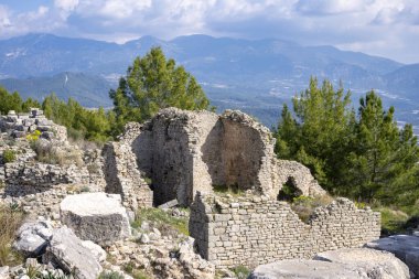 Bir Opramoas anıtı, su kemeri, küçük bir tiyatro, bir Asclepius tapınağı, lahit ve antik Lycia 'da bir şehir olan Rhodiapolis' ten gelen kiliselerin kalıntıları. Bugün Kumluca 'da yer almaktadır.