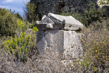 Bir Opramoas anıtı, su kemeri, küçük bir tiyatro, bir Asclepius tapınağı, lahit ve antik Lycia 'da bir şehir olan Rhodiapolis' ten gelen kiliselerin kalıntıları. Bugün Kumluca 'da yer almaktadır.