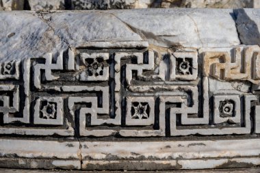 Didyma kalıntıları, Aydn ilinin modern Didim ilçesinin kuzeybatısında yer almaktadır. Eski çağlarda Milezya Yarımadası 'nı oluşturan bir burnun üzerinde yer alıyor. Didyma, klasik şehir Miletus 'un bölgesinde bir sığınaktı..