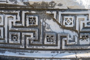 Didyma kalıntıları, Aydn ilinin modern Didim ilçesinin kuzeybatısında yer almaktadır. Eski çağlarda Milezya Yarımadası 'nı oluşturan bir burnun üzerinde yer alıyor. Didyma, klasik şehir Miletus 'un bölgesinde bir sığınaktı..