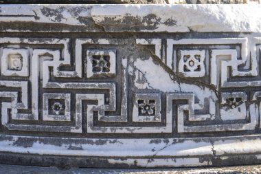 Didyma kalıntıları, Aydn ilinin modern Didim ilçesinin kuzeybatısında yer almaktadır. Eski çağlarda Milezya Yarımadası 'nı oluşturan bir burnun üzerinde yer alıyor. Didyma, klasik şehir Miletus 'un bölgesinde bir sığınaktı..