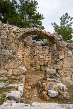Acnient Lycian şehri Arycanda 'da spor salonu kalıntıları. Aykiricay köyü yakınlarındaki dağdaki antik şehir. Türkiye 'nin Antalya kentindeki antik Lycian kenti Arycanda' nın yarı dairesel tiyatrosunu iyi korumuş..