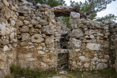 Acnient Lycian şehri Arycanda 'da spor salonu kalıntıları. Aykiricay köyü yakınlarındaki dağdaki antik şehir. Türkiye 'nin Antalya kentindeki antik Lycian kenti Arycanda' nın yarı dairesel tiyatrosunu iyi korumuş..