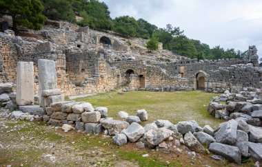 Acnient Lycian şehri Arycanda 'da spor salonu kalıntıları. Aykiricay köyü yakınlarındaki dağdaki antik şehir. Türkiye 'nin Antalya kentindeki antik Lycian kenti Arycanda' nın yarı dairesel tiyatrosunu iyi korumuş..