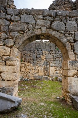 Acnient Lycian şehri Arycanda 'da spor salonu kalıntıları. Aykiricay köyü yakınlarındaki dağdaki antik şehir. Türkiye 'nin Antalya kentindeki antik Lycian kenti Arycanda' nın yarı dairesel tiyatrosunu iyi korumuş..