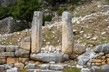 Acnient Lycian şehri Arycanda 'da spor salonu kalıntıları. Aykiricay köyü yakınlarındaki dağdaki antik şehir. Türkiye 'nin Antalya kentindeki antik Lycian kenti Arycanda' nın yarı dairesel tiyatrosunu iyi korumuş..