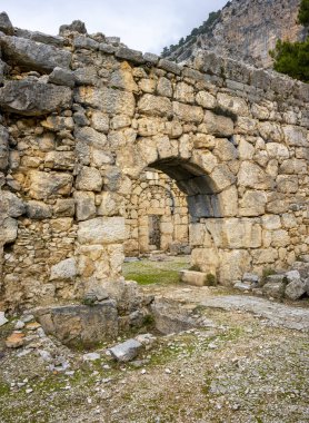 Acnient Lycian şehri Arycanda 'da spor salonu kalıntıları. Aykiricay köyü yakınlarındaki dağdaki antik şehir. Türkiye 'nin Antalya kentindeki antik Lycian kenti Arycanda' nın yarı dairesel tiyatrosunu iyi korumuş..