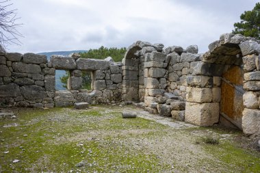 Acnient Lycian şehri Arycanda 'da spor salonu kalıntıları. Aykiricay köyü yakınlarındaki dağdaki antik şehir. Türkiye 'nin Antalya kentindeki antik Lycian kenti Arycanda' nın yarı dairesel tiyatrosunu iyi korumuş..