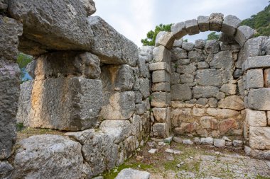 Acnient Lycian şehri Arycanda 'da spor salonu kalıntıları. Aykiricay köyü yakınlarındaki dağdaki antik şehir. Türkiye 'nin Antalya kentindeki antik Lycian kenti Arycanda' nın yarı dairesel tiyatrosunu iyi korumuş..