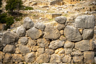 Acnient Lycian şehri Arycanda 'da spor salonu kalıntıları. Aykiricay köyü yakınlarındaki dağdaki antik şehir. Türkiye 'nin Antalya kentindeki antik Lycian kenti Arycanda' nın yarı dairesel tiyatrosunu iyi korumuş..