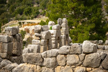 Acnient Lycian şehri Arycanda 'da spor salonu kalıntıları. Aykiricay köyü yakınlarındaki dağdaki antik şehir. Türkiye 'nin Antalya kentindeki antik Lycian kenti Arycanda' nın yarı dairesel tiyatrosunu iyi korumuş..