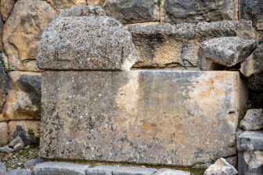 Acnient Lycian şehri Arycanda 'da spor salonu kalıntıları. Aykiricay köyü yakınlarındaki dağdaki antik şehir. Türkiye 'nin Antalya kentindeki antik Lycian kenti Arycanda' nın yarı dairesel tiyatrosunu iyi korumuş..