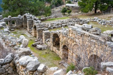 Acnient Lycian şehri Arycanda 'da spor salonu kalıntıları. Aykiricay köyü yakınlarındaki dağdaki antik şehir. Türkiye 'nin Antalya kentindeki antik Lycian kenti Arycanda' nın yarı dairesel tiyatrosunu iyi korumuş..