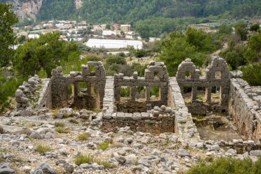 Acnient Lycian şehri Arycanda 'da spor salonu kalıntıları. Aykiricay köyü yakınlarındaki dağdaki antik şehir. Türkiye 'nin Antalya kentindeki antik Lycian kenti Arycanda' nın yarı dairesel tiyatrosunu iyi korumuş..