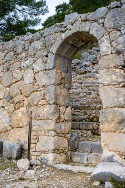Acnient Lycian şehri Arycanda 'da spor salonu kalıntıları. Aykiricay köyü yakınlarındaki dağdaki antik şehir. Türkiye 'nin Antalya kentindeki antik Lycian kenti Arycanda' nın yarı dairesel tiyatrosunu iyi korumuş..