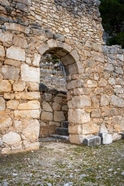 Acnient Lycian şehri Arycanda 'da spor salonu kalıntıları. Aykiricay köyü yakınlarındaki dağdaki antik şehir. Türkiye 'nin Antalya kentindeki antik Lycian kenti Arycanda' nın yarı dairesel tiyatrosunu iyi korumuş..