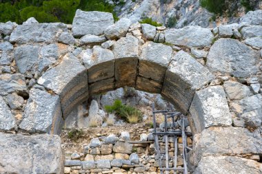 Acnient Lycian şehri Arycanda 'da spor salonu kalıntıları. Aykiricay köyü yakınlarındaki dağdaki antik şehir. Türkiye 'nin Antalya kentindeki antik Lycian kenti Arycanda' nın yarı dairesel tiyatrosunu iyi korumuş..