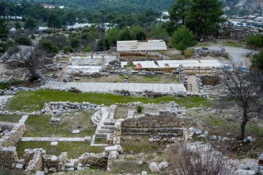 Acnient Lycian şehri Arycanda 'da spor salonu kalıntıları. Aykiricay köyü yakınlarındaki dağdaki antik şehir. Türkiye 'nin Antalya kentindeki antik Lycian kenti Arycanda' nın yarı dairesel tiyatrosunu iyi korumuş..