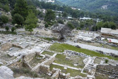 Acnient Lycian şehri Arycanda 'da spor salonu kalıntıları. Aykiricay köyü yakınlarındaki dağdaki antik şehir. Türkiye 'nin Antalya kentindeki antik Lycian kenti Arycanda' nın yarı dairesel tiyatrosunu iyi korumuş..