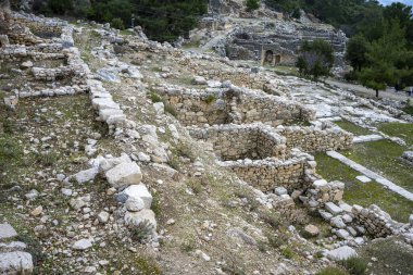 Acnient Lycian şehri Arycanda 'da spor salonu kalıntıları. Aykiricay köyü yakınlarındaki dağdaki antik şehir. Türkiye 'nin Antalya kentindeki antik Lycian kenti Arycanda' nın yarı dairesel tiyatrosunu iyi korumuş..