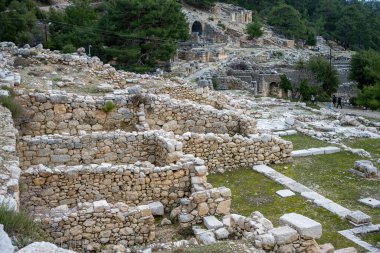 Acnient Lycian şehri Arycanda 'da spor salonu kalıntıları. Aykiricay köyü yakınlarındaki dağdaki antik şehir. Türkiye 'nin Antalya kentindeki antik Lycian kenti Arycanda' nın yarı dairesel tiyatrosunu iyi korumuş..