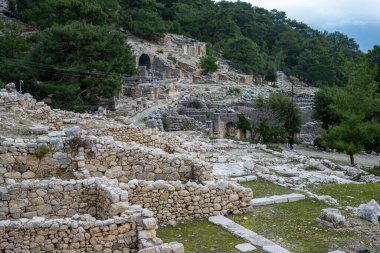Acnient Lycian şehri Arycanda 'da spor salonu kalıntıları. Aykiricay köyü yakınlarındaki dağdaki antik şehir. Türkiye 'nin Antalya kentindeki antik Lycian kenti Arycanda' nın yarı dairesel tiyatrosunu iyi korumuş..