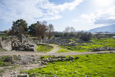 Antik Limyra şehrinin kalıntıları Kumluca-Finike yolunda Kumluca 'dan 11 km sonra Zengerler köyünde ve Finike ovasının dağ yamaçlarında yer almaktadır. 