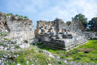 Antik Limyra şehrinin kalıntıları Kumluca-Finike yolunda Kumluca 'dan 11 km sonra Zengerler köyünde ve Finike ovasının dağ yamaçlarında yer almaktadır. 