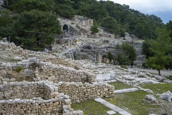 Acnient Lycian şehri Arycanda 'da spor salonu kalıntıları. Aykiricay köyü yakınlarındaki dağdaki antik şehir. Türkiye 'nin Antalya kentindeki antik Lycian kenti Arycanda' nın yarı dairesel tiyatrosunu iyi korumuş..