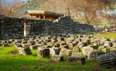 Antik Limyra şehrinin kalıntıları Kumluca-Finike yolunda Kumluca 'dan 11 km sonra Zengerler köyünde ve Finike ovasının dağ yamaçlarında yer almaktadır. 