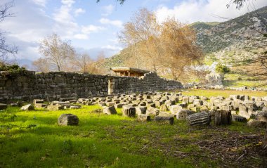 Antik Limyra şehrinin kalıntıları Kumluca-Finike yolunda Kumluca 'dan 11 km sonra Zengerler köyünde ve Finike ovasının dağ yamaçlarında yer almaktadır. 