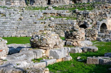 Antik Limyra şehrinin kalıntıları Kumluca-Finike yolunda Kumluca 'dan 11 km sonra Zengerler köyünde ve Finike ovasının dağ yamaçlarında yer almaktadır. 