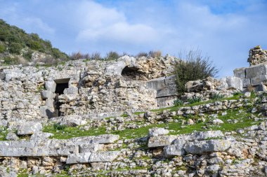 Antik Limyra şehrinin kalıntıları Kumluca-Finike yolunda Kumluca 'dan 11 km sonra Zengerler köyünde ve Finike ovasının dağ yamaçlarında yer almaktadır. 