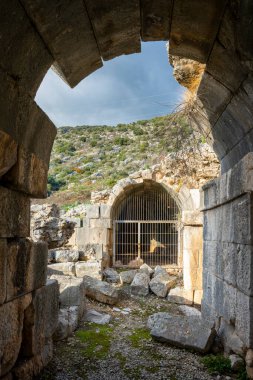 Antik Limyra şehrinin kalıntıları Kumluca-Finike yolunda Kumluca 'dan 11 km sonra Zengerler köyünde ve Finike ovasının dağ yamaçlarında yer almaktadır. 