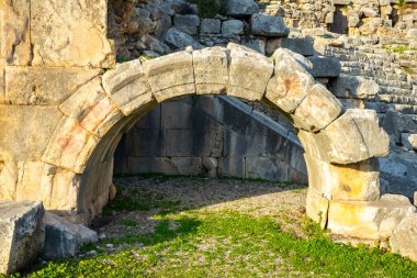 Antik Limyra şehrinin kalıntıları Kumluca-Finike yolunda Kumluca 'dan 11 km sonra Zengerler köyünde ve Finike ovasının dağ yamaçlarında yer almaktadır. 