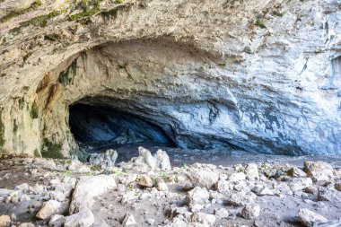 Mağara, Antalya 'nın Dosemealti ilçesindeki Ahirtas köyünün Killik bölgesinde yer alıyor. Mağara 633 metre uzunluğunda ve ana galeride iki büyük odası var..