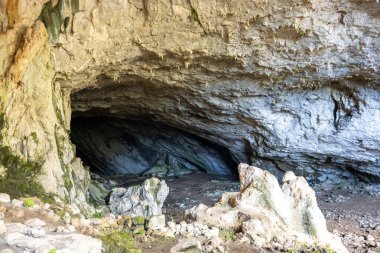 Mağara, Antalya 'nın Dosemealti ilçesindeki Ahirtas köyünün Killik bölgesinde yer alıyor. Mağara 633 metre uzunluğunda ve ana galeride iki büyük odası var..