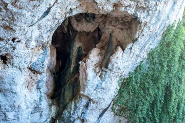 Mağara, Antalya 'nın Dosemealti ilçesindeki Ahirtas köyünün Killik bölgesinde yer alıyor. Mağara 633 metre uzunluğunda ve ana galeride iki büyük odası var..
