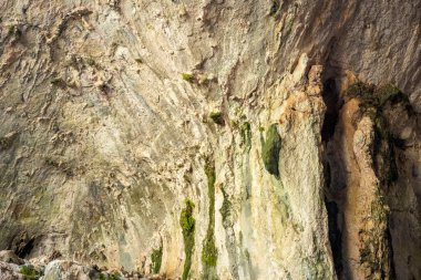 Mağara, Antalya 'nın Dosemealti ilçesindeki Ahirtas köyünün Killik bölgesinde yer alıyor. Mağara 633 metre uzunluğunda ve ana galeride iki büyük odası var..