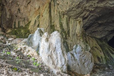 Mağara, Antalya 'nın Dosemealti ilçesindeki Ahirtas köyünün Killik bölgesinde yer alıyor. Mağara 633 metre uzunluğunda ve ana galeride iki büyük odası var..