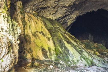 Mağara, Antalya 'nın Dosemealti ilçesindeki Ahirtas köyünün Killik bölgesinde yer alıyor. Mağara 633 metre uzunluğunda ve ana galeride iki büyük odası var..
