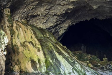 Mağara, Antalya 'nın Dosemealti ilçesindeki Ahirtas köyünün Killik bölgesinde yer alıyor. Mağara 633 metre uzunluğunda ve ana galeride iki büyük odası var..