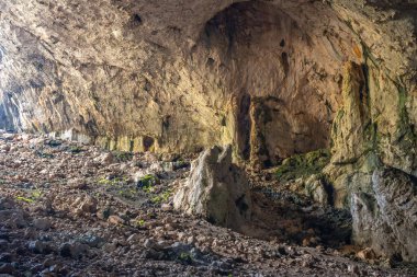 Mağara, Antalya 'nın Dosemealti ilçesindeki Ahirtas köyünün Killik bölgesinde yer alıyor. Mağara 633 metre uzunluğunda ve ana galeride iki büyük odası var..