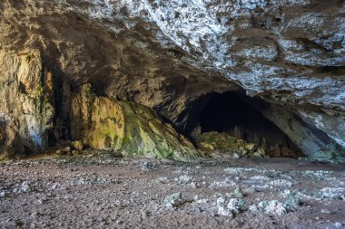Mağara, Antalya 'nın Dosemealti ilçesindeki Ahirtas köyünün Killik bölgesinde yer alıyor. Mağara 633 metre uzunluğunda ve ana galeride iki büyük odası var..