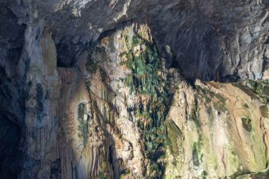 Mağara, Antalya 'nın Dosemealti ilçesindeki Ahirtas köyünün Killik bölgesinde yer alıyor. Mağara 633 metre uzunluğunda ve ana galeride iki büyük odası var..