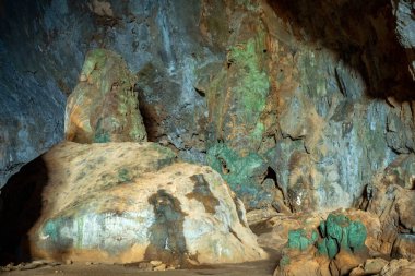 Mağara, Antalya 'nın Dosemealti ilçesindeki Ahirtas köyünün Killik bölgesinde yer alıyor. Mağara 633 metre uzunluğunda ve ana galeride iki büyük odası var..