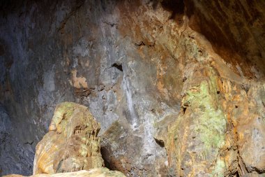 Mağara, Antalya 'nın Dosemealti ilçesindeki Ahirtas köyünün Killik bölgesinde yer alıyor. Mağara 633 metre uzunluğunda ve ana galeride iki büyük odası var..